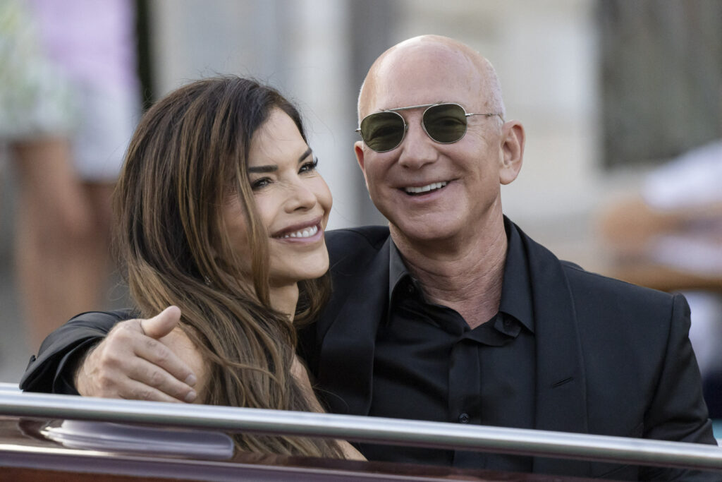 Bezos vinde iahtul criticat, dar are o surpriză: chipul lui Lauren Sanchez pe provă