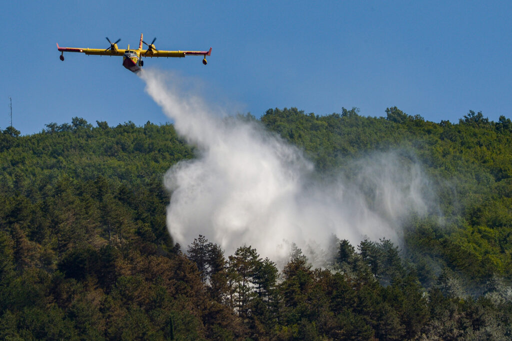 Incendiu devastator în Italia: 3.000 de oameni evacuați, armata intervine