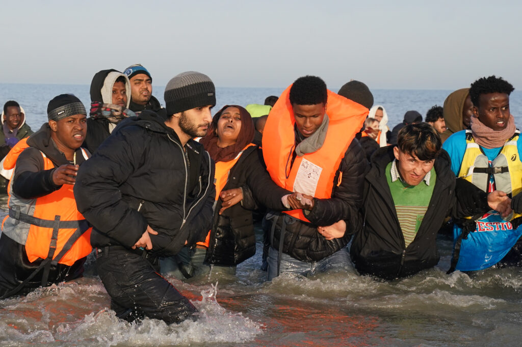 Două tinere mor pe o barcă de migranți pe ruta Franța – Marea Britanie