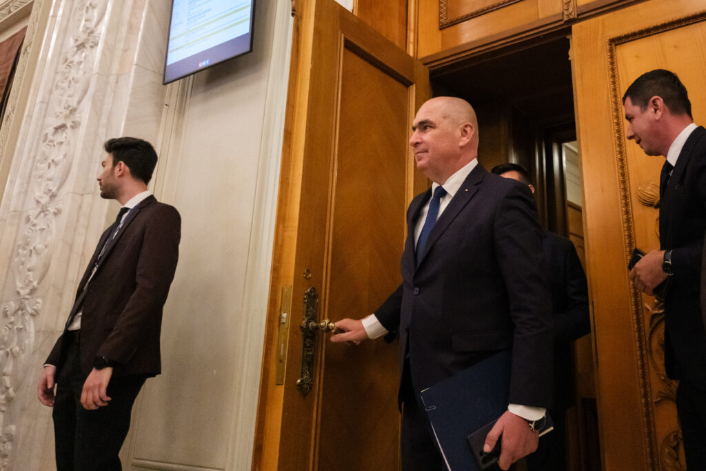 Bolojan, mai puternic după demitere? Știrbu: „L-au vrut mort, dar l-au făcut campion