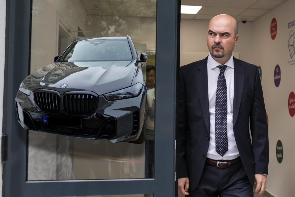 Deputat fuge de întrebări despre BMW-ul său, mașina legată de primarul Capitalei