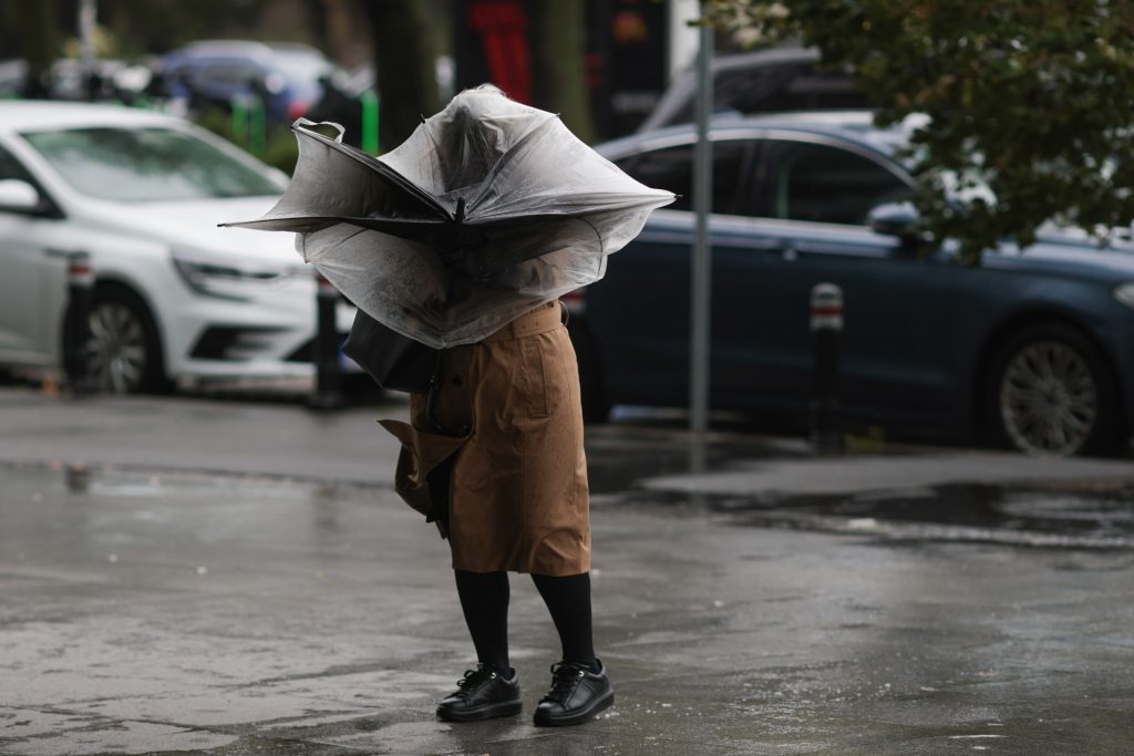 Furtuni puternice lovesc România: prognoza meteo pentru azi