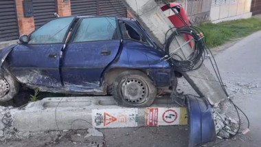 Șofer de 35 de ani moare după ce mașina s-a izbit de stâlp electricitate