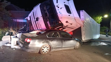 Trafic blocat pe DN 7 după un accident cu un TIR încărcat cu energizante