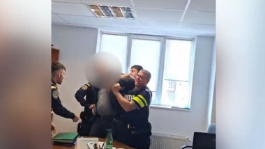 Șefii Gărzii Forestiere din București, implicați într-un scandal, unul fiind încătușat.
