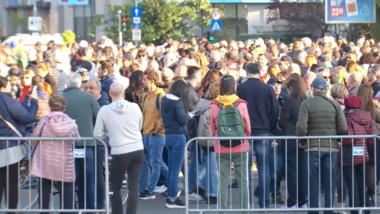 Mii de oameni îl susțin pe Bolojan în Piața Victoriei, înainte de moțiunea AUR și PSD