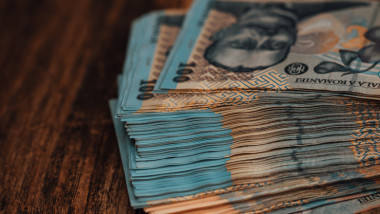 Femeie din Arad recompensată cu 25.000 lei pentru strada neasfaltată