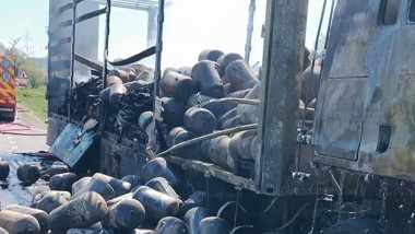 TIR încărcat cu butelii goale a luat foc pe DN6, incendiul lichidat