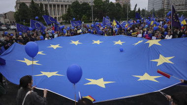 Sute de oameni mărșăluiesc de Ziua Europei în centrul Bucureștiului