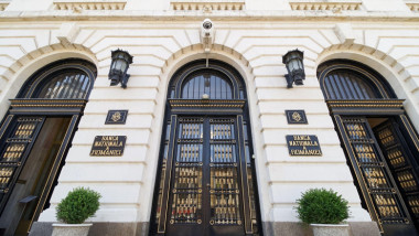 Rezervele valutare ale BNR scad cu 2 mld. euro într-o lună.