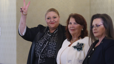Diana Șoșoacă face circ la Cotroceni în ziua consultărilor cu Nicușor Dan