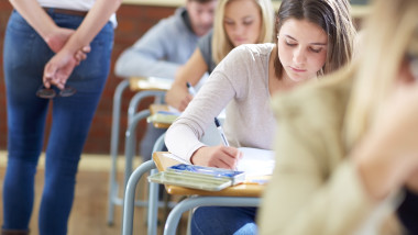 Elevii clasei a IV-a susțin Evaluarea Națională 2026: Subiecte Matematică și Științe. Când vor afla notele finale?