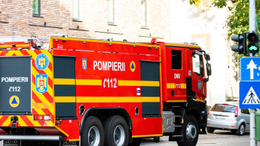 Depozit din Prahova, în flăcări după explozie; un bărbat rănit, pericol de a doua explozie