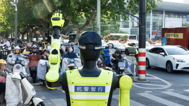 China folosește roboți umanoizi pentru dirijarea traficului