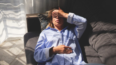 5 obiceiuri matinale care îți distrug creierul. Ce spun neurologii