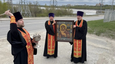 Preoții ortodocși ruși organizează procesiune cu icoane împotriva dronelor ucrainene.