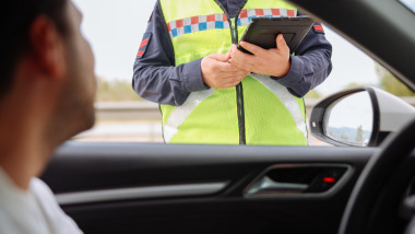 Ce document obligatoriu trebuie șoferii în mașină când ies din țară