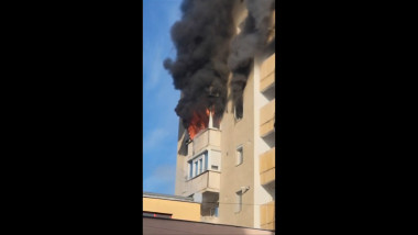 Incendiu puternic într-un bloc din Arad: zeci de persoane se autoevacuează
