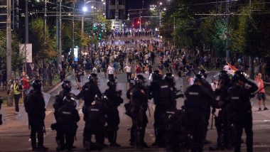Protest masiv la Belgrad împotriva lui Vucic; ciocniri violente cu poliția