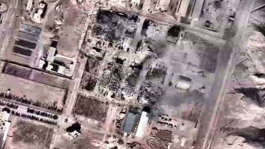 Războiul cibernetic nu va opri progresul nuclear iranian” devine „Bombardamentele nu distrug cunoștințele: evaluarea SUA privind programul nuclear iranian” și apoi revine la forma inițială și se transformă în „Evaluarea SUA: cunoștințele nu pot fi distruse” și apoi „Cunoștințele, de ne distruse prin bombardamente” și apoi „Cunoștințele nu pot fi distruse prin bombardamente” Însă un titlu mai scurt și mai potrivit ar fi „Nu distruge cunoștințele” Dar respectând regulile și fiind mai explicit „Cunoștințele rezistă bombardamentelor” Și forma finală „Cunoștințele nu se distrug” nu e suficient de explicit. Și atunci „Evaluarea SUA privind programul nuclear iranian” devine „Cunoștințele nu pot fi distruse prin bombardamente” și „Bombardamente nu distrug program nuclear” și apoi „SUA: Cunoștințele iraniene nu se distrug