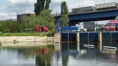 Doi copii căzuţi într-un lac din Chitila, unul dintre ei în viaţă după resuscitare