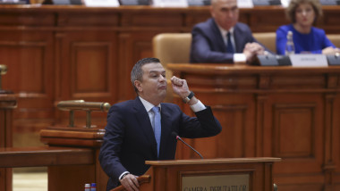 Sondaj: Jumătate dintre români spun că moțiunea PSD-AUR va înrăutăți situația