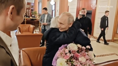 Putin o ia pe fosta dirigintă la cină cu SUV-ul Aurus