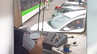 Femeie exasperată de traficul din București, coboară din tramvai și dirijează circulația