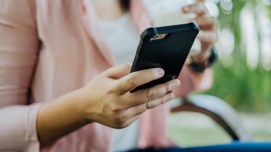 Escrocherie prin SMS: Femeie din Buzău, fără permis și mașină, primește amendă falsă pentru viteză