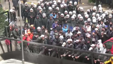 Forţele de ordine turce atacează sediul principalului partid de opoziţie