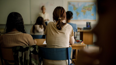 Învăţătoare reţinută pentru agresarea unui elev după Evaluarea Naţională