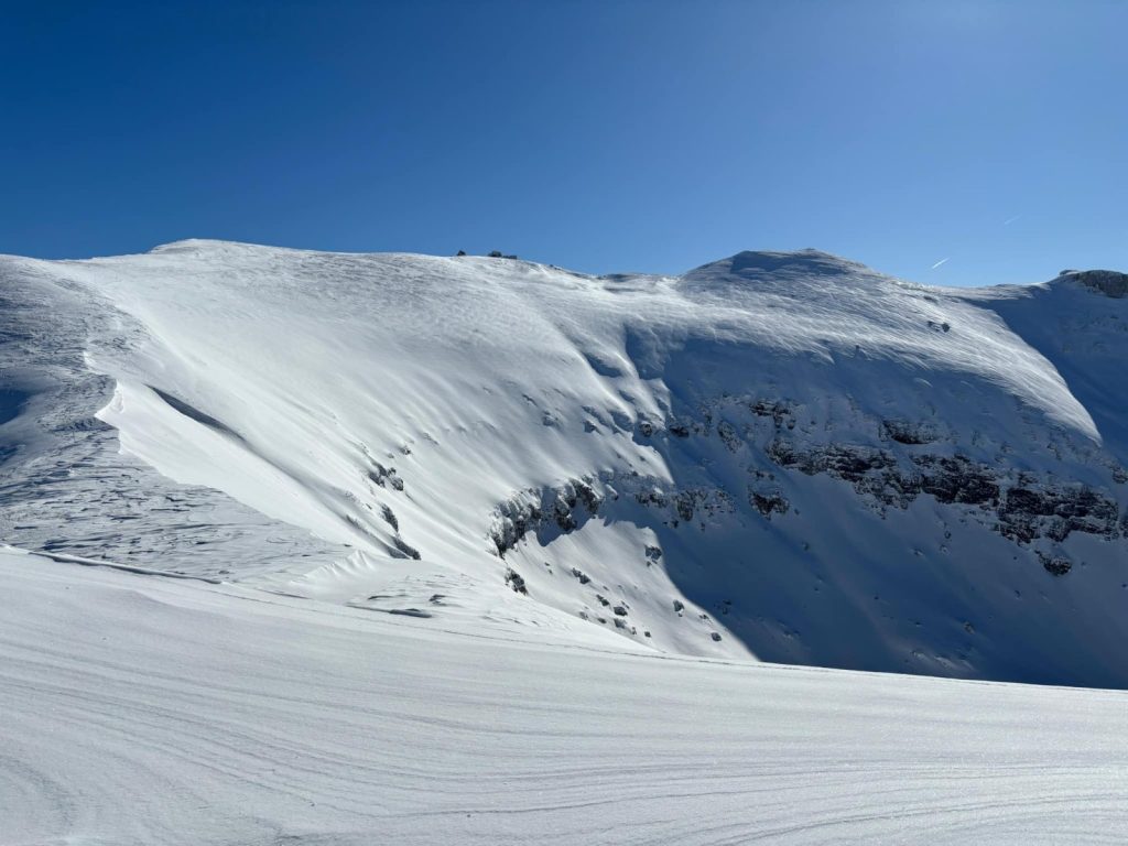 Avalanşe iminente în Masivul Bucegi: avertisment de urgenţă pentru turişti