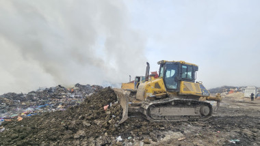 Incendiu devastator la depozitul de deşeuri din Iași, populaţia avertizată de fum toxic