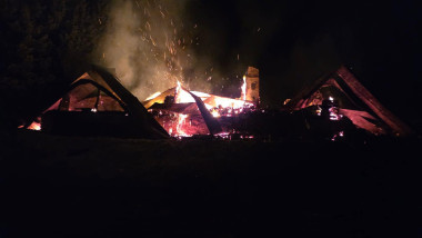 Incendiu devastator la Cabana Gențiana din Retezat