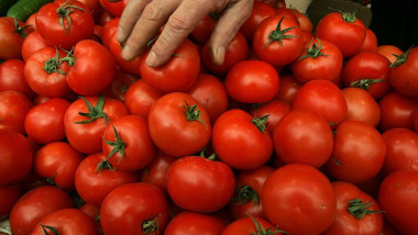 Roșiile perfecte, ascund un pericol: cum să le recunoști pe cele încărcate cu pesticide