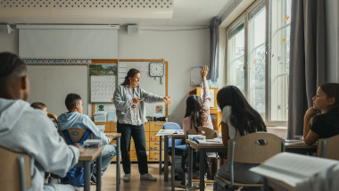Profesorii pot primi +25% salariu din septembrie: condițiile pentru gradația de merit 2026