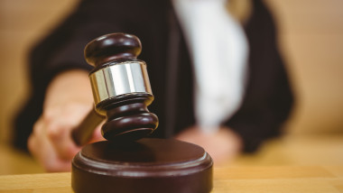 Guvernul, obligat să plătească restanțele salariale ale magistraților cu penalități de 1% pe zi
