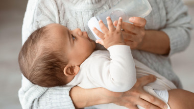 Nestle și Danone acuzate de întârziere în alertarea UE despre toxina periculoasă pentru sugari
