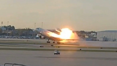 Tragedie aviatică în Kentucky: Imagini șocante cu motorul avionului cargo desprins în timpul decolării
