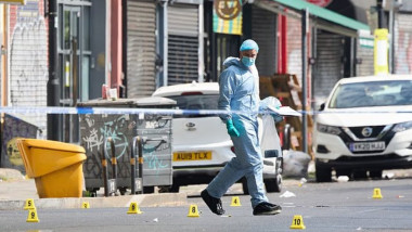 Atac armat la Londra: Patru răniți după un incident într-o mașină