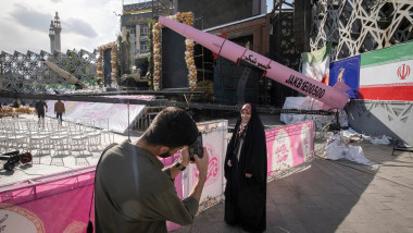 Război în Iran: Femei fără văl și rachete colorate, arma lui Teheran