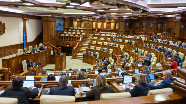 Deputații moldoveni, forțați să vorbească în română în plen