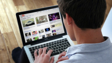 YouTube detectează automat conţinuturile create de AI: ce se întâmplă după identificare