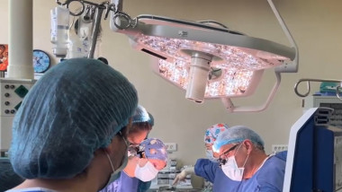 O fetiță de 1,5 ani, salvată printr-un transplant hepatic rar în România