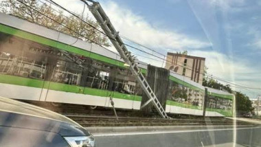 Tramvai deraiat în Capitală: patru răniți duși de urgență la spital