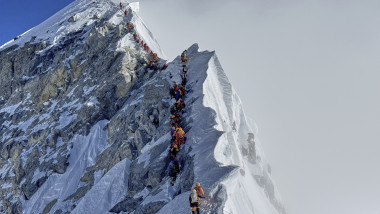 Record de alpiniști pe Everest: aglomerație extremă într-o singură zi