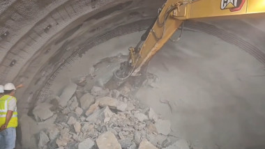 Prima galerie a tunelului Robești pe Autostrada Sibiu-Pitești străpunsă