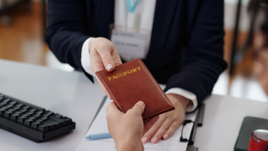 Pașaportul în 2026: Acte, costuri și pași pentru eliberarea noului document