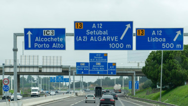 Doi copii abandonați pe o șosea în Portugalia: mama lor i-a lăsat cu biscuiți, dar fără acte