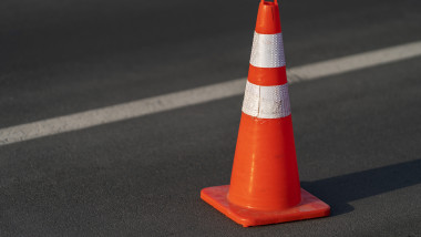 Accident grav pe DN 67: patru răniți după ce o mașină se lovește de un copac